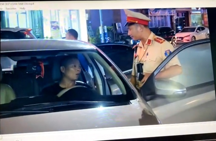 Khởi tố tài xế taxi "dù" chống người thi hành công vụ